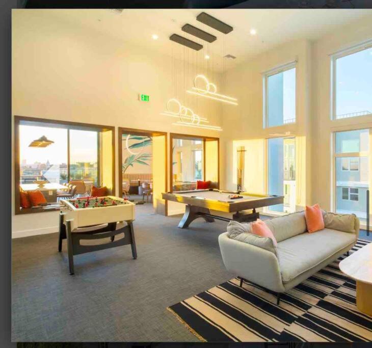 דירות לוס אנג'לס Relax On Wilshire With A View מראה חיצוני תמונה